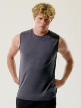 Musculosa deportiva gris con cuello redondo y sisas anchas.