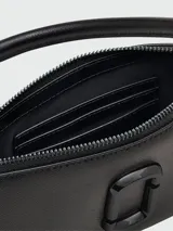 Bandolera Marc Jacobs modelo The Snapshot DTM Convertible Shoulder Bag, color negro con logo doble J metálico al frente.