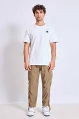 Remera blanca de algodón con cuello redondo y manga corta. Estampado pequeño en el pecho con el logo de la marca.