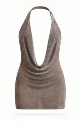 Minivestido de terciopelo color gris topo, con cuello drapeado y espalda descubierta.