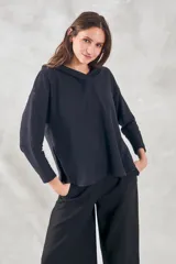 Sweater oversize negro, confeccionado en algodón peinado y poliéster, suave y resistente.