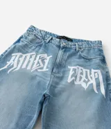 Bermuda masculina de jean con lavado claro, corte baggy relaxed y estampado lettering blanco en la parte delantera. Cuenta con bolsillos funcionales y cierre de cremallera y botón. Confeccionada en algodón certificado BCI.