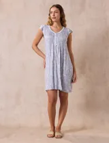 Camisón corto de tejido suave estampado, con escote en V con aplique de puntilla y botones.