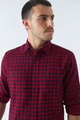 Camisa de viyela roja y azul marino a cuadros, corte slim, con logo bordado, bolsillos con botón y manga larga.