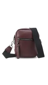 Bandolera de cuero sintético en color marrón claro con apertura superior de cierre. Presenta un bolsillo frontal con cierre y una correa de galón ajustable y desmontable con diseño a rayas. El interior incluye un bolsillo de fácil acceso.