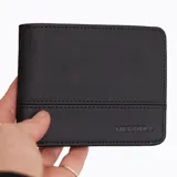 Billetera negra de cuero reciclado con logo Merrell grabado en la parte inferior.