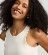 Top cropped sin mangas, color marrón oscuro, de corte ajustado al cuerpo y cuello redondo. Presenta textura acanalada.