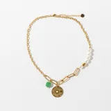 Collar dorado con cadena de eslabones combinados, dije de moneda con diseño de sol, dije de piedra verde y perlas.