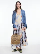 Camisa gris de manga larga confeccionada en viscosa teñida en frío, con efecto gastado. De corte relajado, con bolsillo delantero y puños amplios.