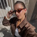 Lentes de sol rectangulares con montura Carey y lentes marrones polarizadas. Fabricadas con materiales bio-based G850 y patillas de Propionato de Celulosa.