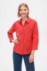 Camisa blanca de algodón con bordado tipo broderie, corte holgado, cuello camisero y mangas 3/4.