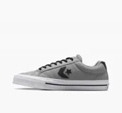 Championes urbanos Converse One Star, color gris con detalles en negro y suela blanca.
