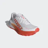 Championes de trail running Adidas Terrex Agravic 3, color blanco con detalles en naranja y gris.