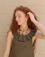 Collar corto con cordón de algodón color menta y flores de bronce.