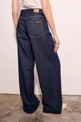 Pantalón jean azul oscuro de corte wide leg y tiro medio.
