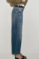 Pantalón de jean azul de corte recto y holgado, con tiro medio y cinco bolsillos.