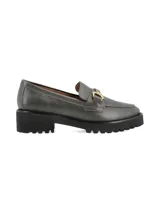 Mocasín de cuero color verde militar, con suela gruesa y detalle de hebilla.