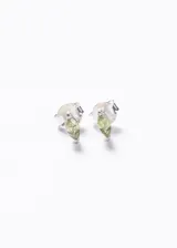 Par de aros tipo botón de plata 925 hipoalergénica, cada uno con una piedra peridoto engarzada en forma de marquesa.