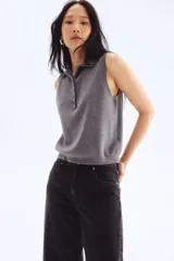 Pantalón de jean negro de corte ancho, tiro alto y largo tobillero.