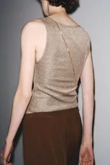 Top color gris con textura de hilo metalizado, escote redondo y sisa ancha.
