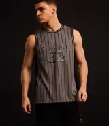 Musculosa deportiva de básquet gris con rayas verticales negras, cuello redondo y sisas con ribete negro. Estampado frontal con la palabra "Chicago" y el número "32".