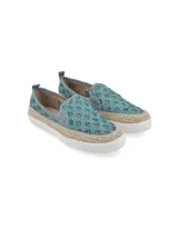 Alpargatas color coral con capellada de tejido yute y elástico en el empeine. Suela blanca con aplicación de yute y plantilla memory foam.