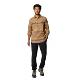 Camisa de franela Columbia para hombre, a cuadros en tonos negro, gris, beige y blanco. Confeccionada en algodón con elastano para mayor comodidad y flexibilidad. Cuenta con cuello abotonado, cierre frontal con botones, dos bolsillos en el pecho con cierre de botón y puños abotonados.