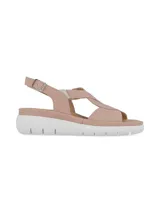 Sandalias de cuero color rosa con tiras cruzadas y hebilla metálica.