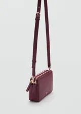 Bolso bandolera color borgoña con efecto piel abatanada, doble compartimento, cierre de cremallera y asa larga.