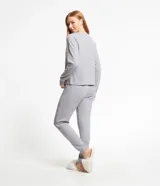 Conjunto de pijama de punto liviano color gris, compuesto por una blusa de mangas largas y cuello redondo, y un pantalón largo con cintura elástica.