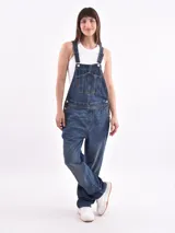 Enterito negro de corte oversize, con tirantes ajustables y bolsillos en los laterales.