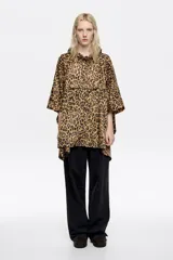 Poncho de nylon con capucha y estampado de leopardo.