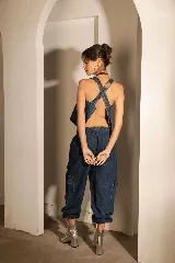 Pantalón cargo de denim azul con bolsillos laterales con tapa, cintura elastizada y pierna amplia.