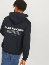 Canguro negro de Jack & Jones con capucha, bolsillo tipo canguro y logo pequeño estampado en el pecho. Corte relajado y tejido suave.