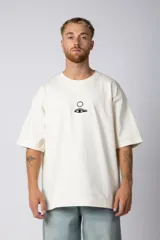 Remera color crudo de corte oversize con estampado pequeño en el centro del pecho.