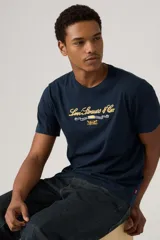 Remera de hombre Levi's de corte relajado, color azul marino con logo de la marca estampado en el pecho en color amarillo.