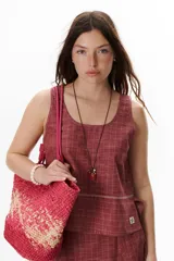 Musculosa azul con estampado a cuadros blancos, de lino.