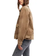Chaqueta color marrón de gamuza sintética, con cuello en punta, cierre frontal con botones, cuatro bolsillos con solapa y calce relajado a la altura de la cadera.
