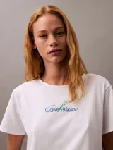 Remera blanca de Calvin Klein con logo bordado en el frente. De corte slim y mangas cortas.