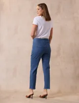 Jegging blanco de tencel con pretina ancha elastizada, bolsillos delanteros simulados, bolsillos traseros aplicados y terminación desflecada en el ruedo.