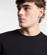 Remera negra de pijama confeccionada en algodón, con cuello redondo y mangas cortas.