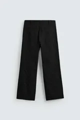 Pantalón negro de corte recto con bordados florales a tono, bolsillos laterales y traseros de vivo. Cierre frontal con cremallera y botón.