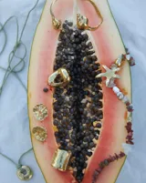 Collar de alpaca con cuentas de labradorita, jaspe rojo y cuarzo lima. Incluye una estrella de mar realizada a mano y una perla de río natural.