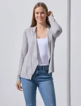 Cardigan tejido color beige, marca Vila Milano, con frente abierto y mangas largas.