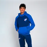 Canguro deportivo azul con capucha y bolsillo frontal, con escudo del Club Nacional de Football en el pecho y en el pantalón.