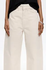 Pantalón de jean color lila con estampado de cactus marrones con flores naranjas. Corte recto, tiro medio y largo tobillero.
