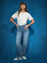 Jean de tiro alto, color negro, con corte recto y detalle de abertura con cierre en el bajo de la pierna.