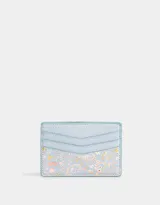 Tarjetero color celeste con estampado floral y tres ranuras para tarjetas.
