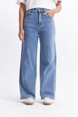 Pantalón de jean azul oscuro, de tiro alto y corte wide leg.