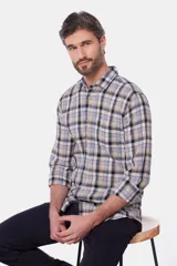 Camisa celeste y beige a cuadros, de corte clásico y manga larga.